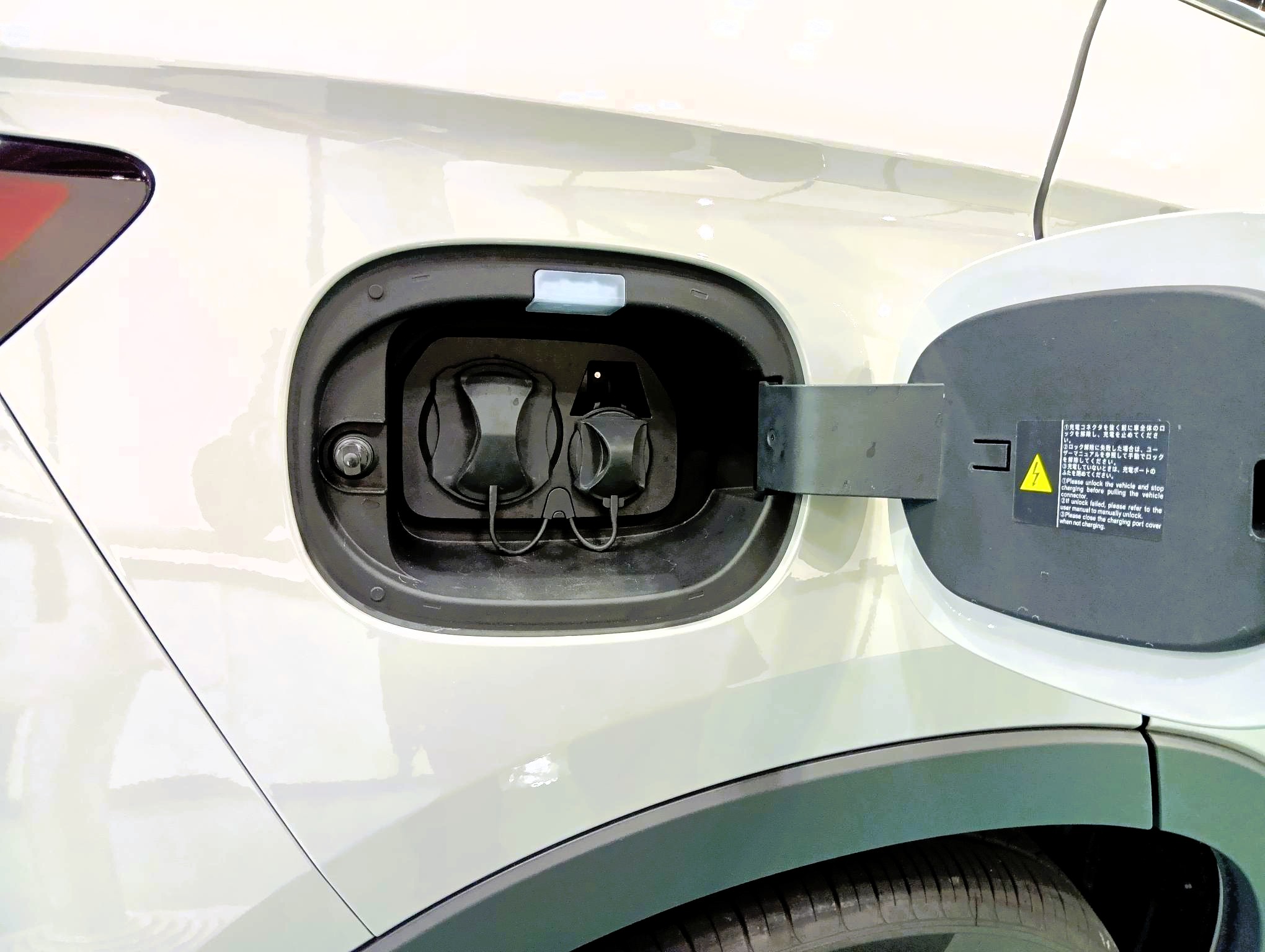 CrownSport 充電口側面