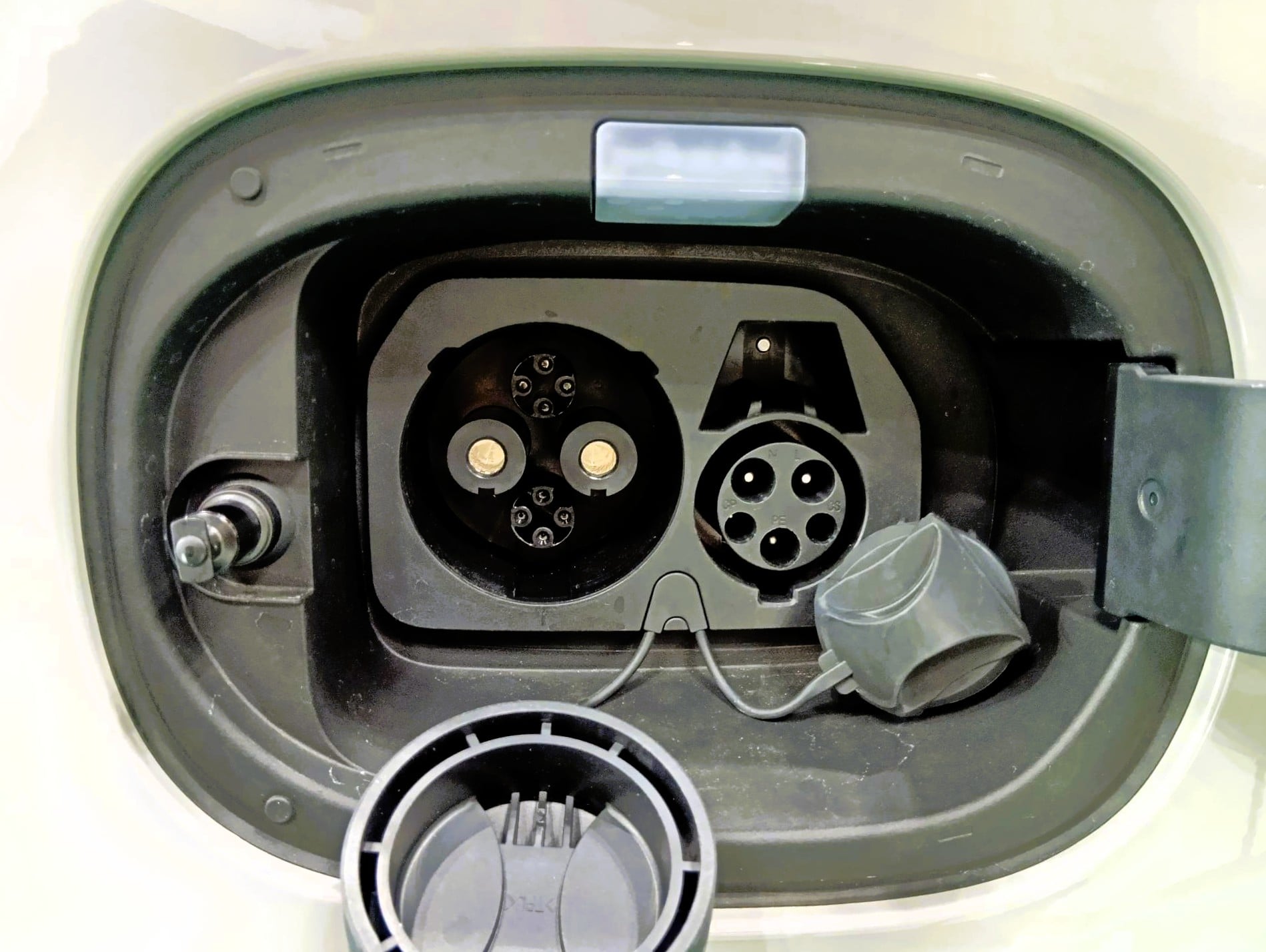 CrownSport 充電口拡大